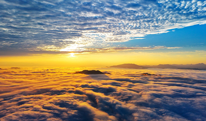 仰天堂日出云海满眼金